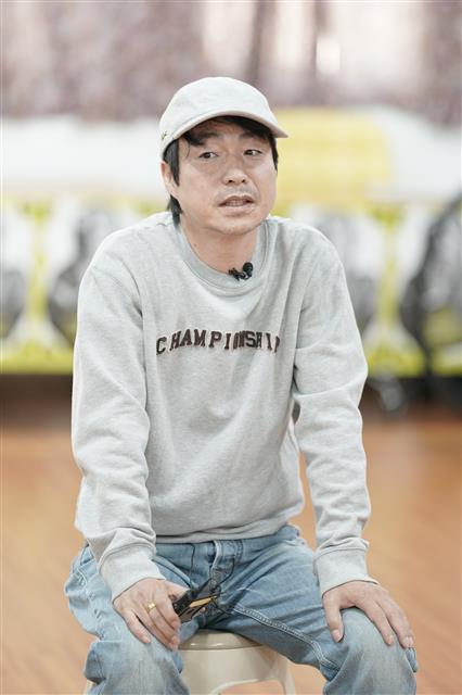 지난 8일 서울 성북구의 한 연습실에서 연극 ‘낙타상자’를 소개하는 고선웅 연출. 그는 끝도 없는 절망을 마주하는 청년 ‘상자’를 통해 역설적으로 희망을 말하고 싶었다고 했다. PRM 제공