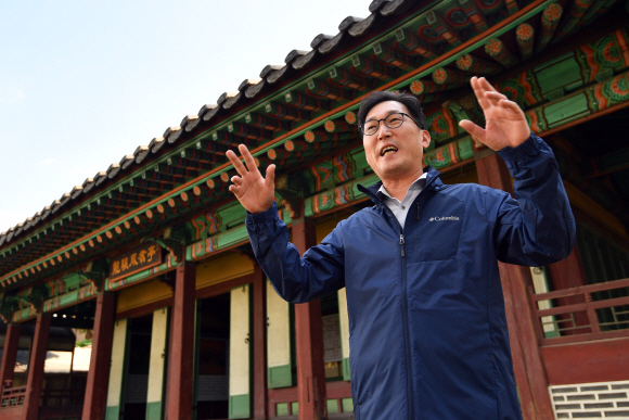 이창우 서울 동작구청장이 지난 8일 문화역사벨트 대표사업지인 노량진 용양봉저정에서 서울신문과 인터뷰를 갖기에 앞서 포즈를 취하고 있다. 용양봉저정 주변에 역사문화 공간을 조성하고, 인근 용봉정 근린공원을 가족공원으로 재조성해 공원 정상에 한강을 조망할 수 있는 전망대를 설치할 계획이다. 박지환기자 popocar@seoul.co.kr
