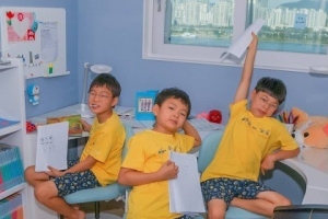 송일국 삼둥이 근황 공개, 훌쩍 큰 모습 ‘직접 만든 책 보니...’