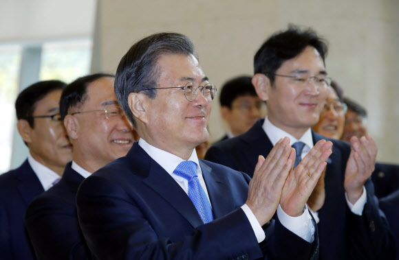 삼성디스플레이 아산 클러스터 현황 듣는 문 대통령