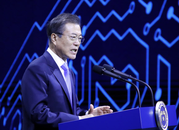 삼성디스플레이 신규 투자 및 상생협력 협약식, 발언하는 문 대통령