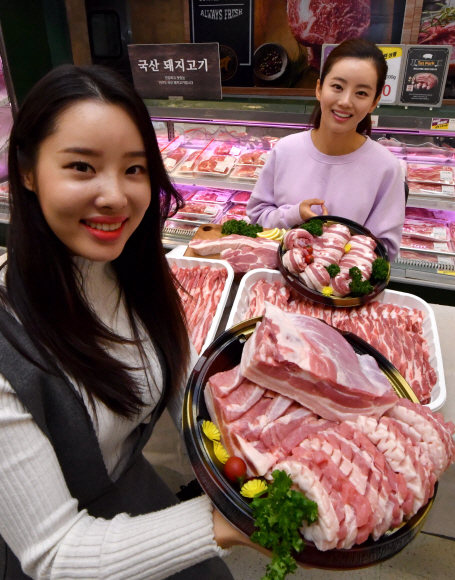 10일 서울 이마트 성수점에서 열린 양돈농가 돕기 삼겹살 할인행사에서 홍보모델이 세일 삼겹살을 선보이고 있다. 2019.10.10. 박지환 기자 popocar@seoul.co.kr