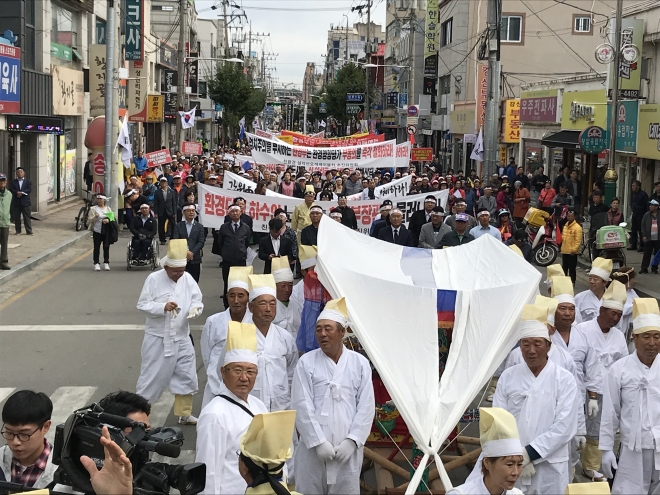 각종 환경규제로 어려움을 겪고 있는 강원도민들은 10일 상여를 앞세워 양양군 시내 가두행진을 벌이며 정부의 환경규제 정책을 규탄했다. 이어 시민들은 남대천 둔치에 모여 환경부 장관 등의 모형 화형식도 가졌다. 양양군 제공