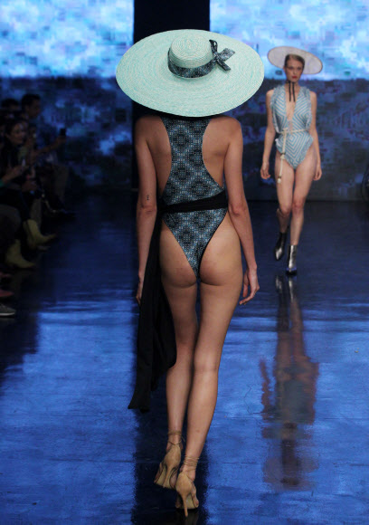 9일(현지시간) 멕시코 멕시코시티에서 열린 패션위크에서 멕시코 디자이너 다니엘라 빌라의 컬렉션을 모델이 선보이고 있다. EPA 연합뉴스