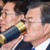 [서울포토] 물 마시는 문재인 대통령