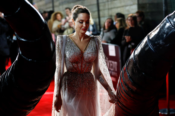 배우 안젤리나 졸리가 9일(현지시간) 영국 런던에서 열린 영화 말레피센트 2(Maleficent: Mistress of Evil) 유럽 개봉 행사에 참석했다.<br>로이터 연합뉴스