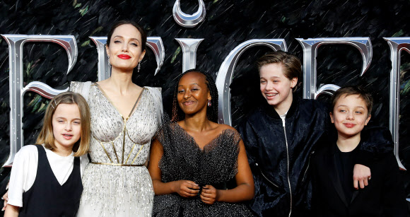 배우 안젤리나 졸리가 그녀의 아이들과 함께 9일(현지시간) 영국 런던에서 열린 영화 말레피센트 2(Maleficent: Mistress of Evil) 유럽 개봉 행사에 참석해 포즈를 취하고 있다.<br>로이터 연합뉴스
