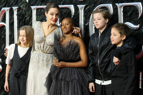 배우 안젤리나 졸리가 그녀의 아이들과 함께 9일(현지시간) 영국 런던에서 열린 영화 말레피센트 2(Maleficent: Mistress of Evil) 유럽 개봉 행사에 참석해 포즈를 취하고 있다.<br>AFP 연합뉴스
