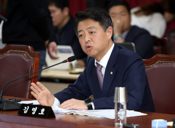 언성 높이는 김영호 의원