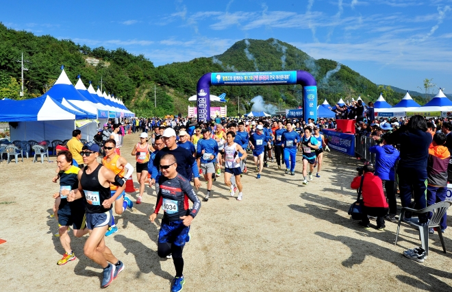 지난해 경북 군위군 고로면 화북리 군위댐 일원에서 열린 ‘제13회 삼국유사 마라톤대회’에서 참가자들이 힘차게 출발하고 있다. 삼국유사 마라톤대회는 군위지역 주민의 고령화로 인한 참여 저조로 지난해를 마지막으로 막을 내렸다. 군위군 제공
