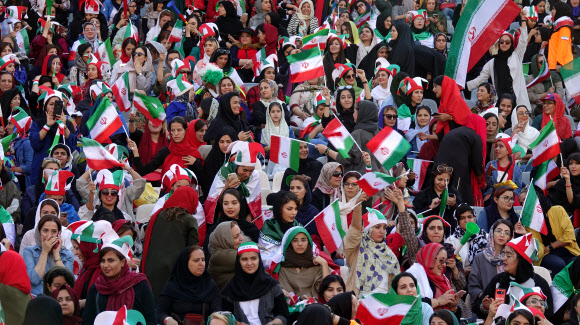 이란 여성 축구장 출입 첫 허용