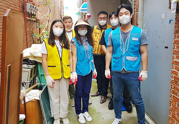 독거노인 주거환경개선 봉사활동에 참여한 자원봉사자들.