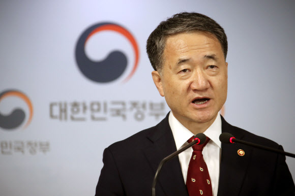 박능후 보건복지부 장관이 11일 정부서울청사에서 국민연금 기금운용위원회 운영 개선방안을 발표하고 있다. 연합뉴스