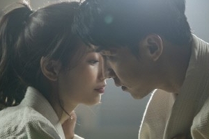 ‘배가본드’ 이승기♥배수지, 밀착한 모습 포착 ‘핑크빛 분위기’
