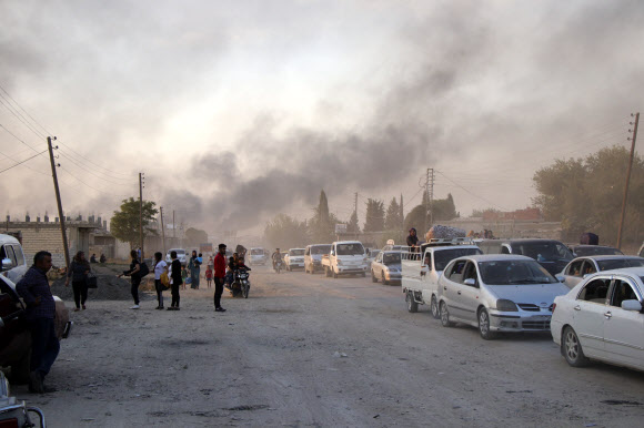 터키가 시리아 북동부 쿠르드족에 대한 군사작전을 개시한 9일(현지시간) 시리아 북부 라스 알-아인 주민들이 피란을 가고 있다.라스 알아인 AP 연합뉴스