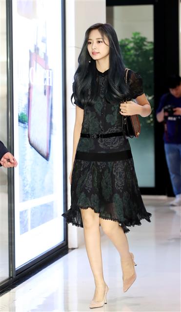 트와이스, 명불허전 여신 미모  트와이스(TWICE) 쯔위가 11일 오후 서울 강남구 한 백화점에서 열린 패션 브랜드 포토 행사에 참석하고 있다. 2019.10.11<br>뉴스1