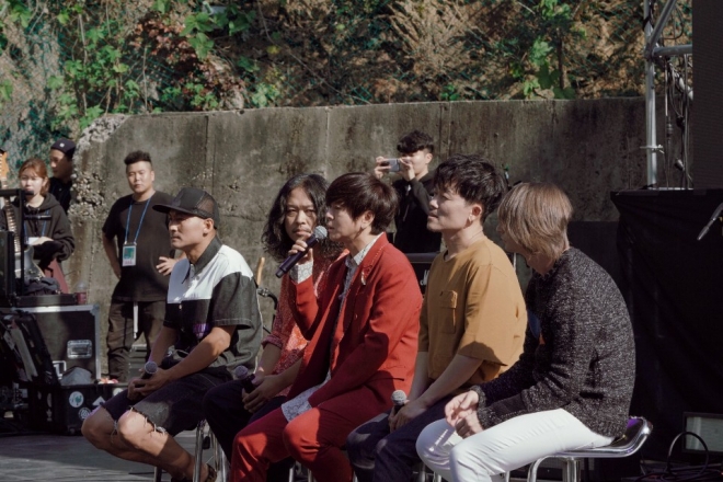 밴드 YB가 11일 서울 마포구 문화비축기지에서 쇼케이스를 열고 6년 만의 정규앨범인 10집 ‘트와일라잇 스테이트’를 소개하고 있다. 디컴퍼니 제공