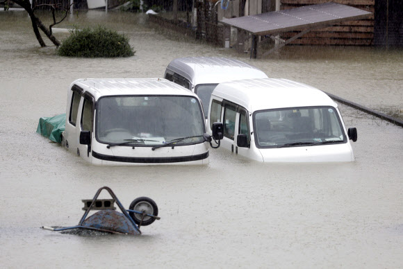 12일 초강력 태풍 하기비스가 몰고온 폭우에 일본 중부 도시 이세의 주거지역 차들이 물에 잠겨 있다. 2019.10.12 AP 연합뉴스