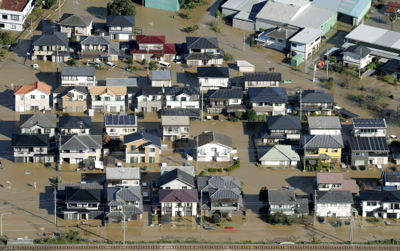 주택들이 13일(현지시간) 일본 도쿄 북부 아시카가에서 강력한 태풍 하기비스의 여파로 흙탕물 속에 잠겨 있다. AP 연합뉴스