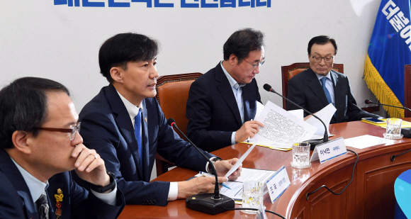조국 법무부 장관이 13일 오후 국회 더불어민주당 대표실에서 열린 검찰개혁 고위 당정협의회에서 발언하고 있다. 2019.10.13 정연호 기자 tpgod@seoul.co.kr