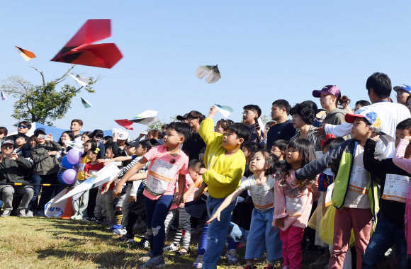 13일 서울 여의도 한강공원 멀티플라자에서 열린 ‘2019 한강 종이비행기 축제’에서 참가자들이 종이비행기를 날려보고 있다. 2019. 10. 13. 박윤슬 기자 seul@seoul.co.kr