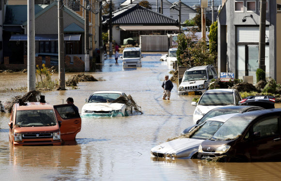 차량들이 13일(현지시간) 일본 토치기 현 사노에서 태풍 하기비스가 도시를 강타해 흙탕물 속에 잠겨있다. AP 연합뉴스