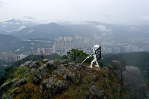 홍콩 사자산에 설치된 3m 높이 ‘자유의 여신상’