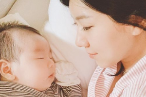 ‘이필모 ♥’ 서수연, 아들 바라보는 달달 눈빛 ‘누구 닮았나?’ [EN스타]