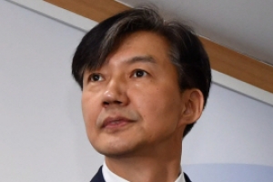 [속보]조국 장관 전격 사퇴…“불쏘시개 역할은 여기까지”