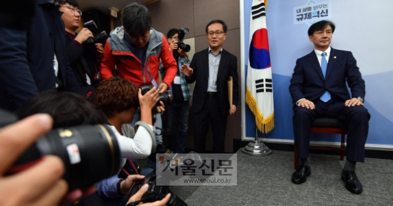 [서울포토] 조국 장관에 대한 취재진의 관심