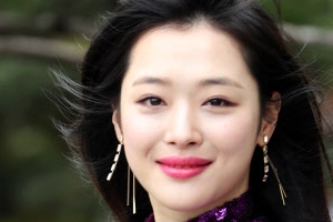 연예인 설리 숨진 채 발견…경찰 “극단적 선택 추정”