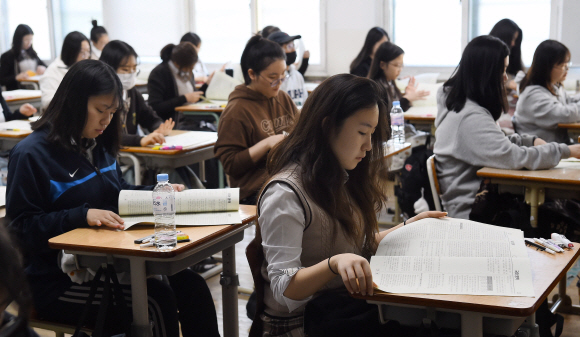 15일 오전 서울 마포구 서울여자고등학교에서 수험생들이 올해 마지막 수능 모의고사를 치르고 있다. 2019. 10.15. 박윤슬 기자 seul@seoul.co.kr