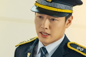 강하늘, 경찰 제복 입은 모습 포착 “늠름 그 자체” [EN스타]
