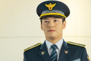 ‘동백꽃 필 무렵’ 강하늘, 미공개 경찰제복 스틸 “듬직X훈훈”