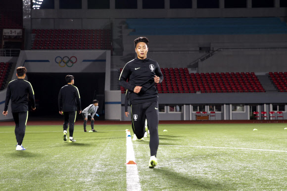 김일성경기장서 훈련하는 축구 대표팀