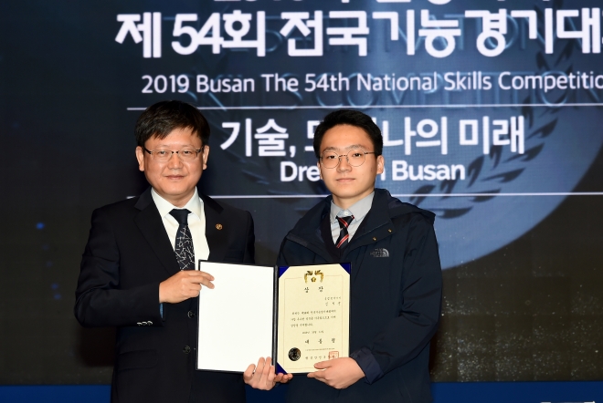 부산기계공고가 ‘2019년 제54회 전국기능경기대회’에서 종합1위를 차지했다.  이학교 2학년생인 김백준(사진 오른쪽) 군이 대회 최고영예인 대통령상을 수상한뒤 기념촬영을하고 있다.<부산시교육청 제공>. 