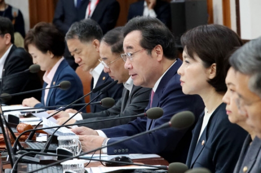 檢특수부 축소안, 국무회의 통과 이낙연 국무총리가 15일 정부서울청사에서 열린 국무회의에서 발언하고 있다. 이날 국무회의에선 서울·대구·광주 등 3개청에만 ‘특별수사부’를 남기고 이름도 ‘반부패수사부’로 바꾸는 내용을 담은 ‘검찰청 사무기구에 관한 규정’ 개정안이 의결됐다. 왼쪽부터 박능후 보건복지부 장관, 홍남기 경제부총리 겸 기획재정부 장관, 이 총리, 유은혜 사회부총리 겸 교육부 장관. 연합뉴스