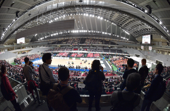 16일 일본 도쿄에서 열린 ‘2020 도쿄올림픽 미디어 브리핑 베뉴투어’에 참가한 기자들이 올림픽 탁구 경기가 열릴 도쿄 메트로폴리탄체육관을 취재하고 있다. 2019. 10.16. 정연호 기자tpgod@seoul.co.kr