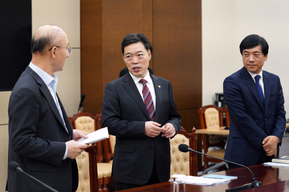 김오수 법무부 차관(가운데). 청와대 제공