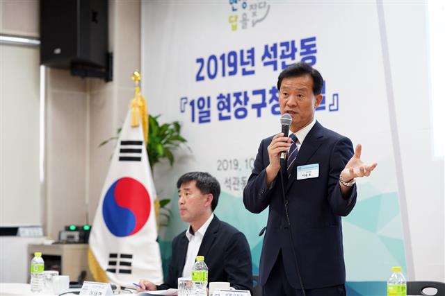 이승로 성북구청장이 지난 10일 석관동주민센터에서 진행된 ‘현장구청장실’에서 주민 질문에 답하고 있다. 성북구 제공