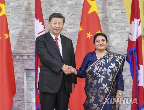시진핑(왼쪽) 중국 국가주석이 12일 네팔의 수도 카트만두에서 반다리 네팔 대통령과 만나 악수를 나누고 있다. 신화 연합뉴스