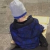 다섯살 소년이 골판지상자에 쪼그려 앉아 허기 채우게 해야 하나