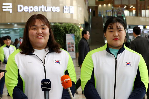 북한 평양에서 열리는 2019 아시아주니어역도선수권대회 및 아시아유소년역도선수권대회에 참가하는 박혜정(오른쪽), 이선미 선수가 18일 김포국제공항에서 출국하며 소감을 밝히고 있다.  이 대회는 평양 류경정주영체육관 내 청춘가역도전용경기장에서 오는 21일부터 27일까지 열린다. 북한에서 두 번째 열리는 국제역도연맹 공인 대회이다. 2019.10.18  사진공동취재단