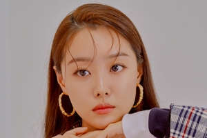 송지은 “성훈과 열애설? 가족보다 더 자주 봤다”[화보]