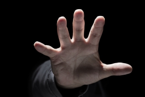 법원 “손은 성적 수치심 일으키는 부위 아냐”