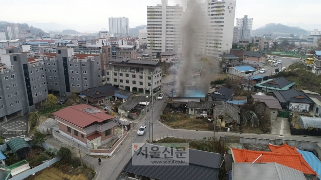 우소방교는 지난해 11월 문경소방서에 드론이 첫 배치된 날 드론을 테스트하기 위해 상공에 띄운 도중 한 주택가에서 연기가 피어오르는 걸 확인하고 신속한 초동조치로 큰 재난, 인명피해를 막을 수 있었다(사진제공=경북문경소방서)