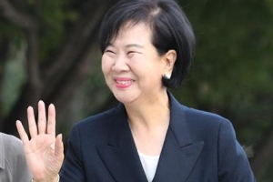 [포토] 지지자들 향해 웃으며 법원 출석하는 손혜원 의원