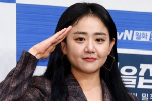 [포토] 문근영 ‘사랑스러운 거수경례’