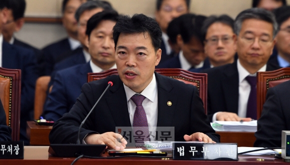 김오수 법무부 차관이 21일 국회에서 열린 법제사법위원회 국정감사에 참석, 의원들의 질의에 답하고  있다. 2019.10.21  정연호 기자 tpgod@seoul.co.kr