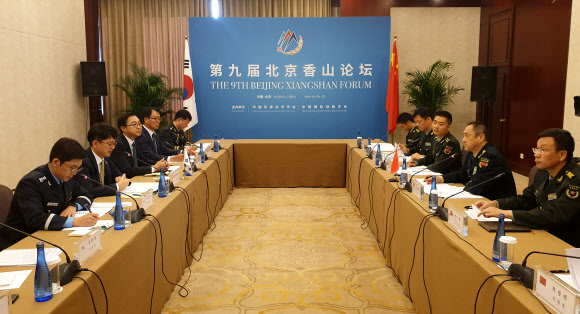 박재민(왼쪽 두 번째) 국방부 차관과 샤오위안밍(오른쪽 두 번째) 중국 연합참모부 부참모장 등 한중 국방 당국자들이 21일 중국 베이징에서 개최된 제5차 한중 국방전략대화에서 안보 현안을 논의하고 있다. 국방부 제공